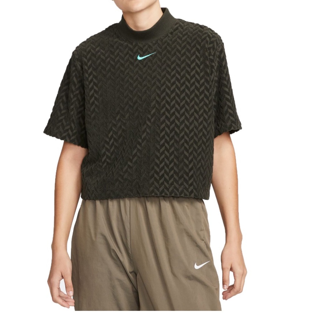 491. Nike women’s everyday modern all over jacquard boxy t-shirt size small